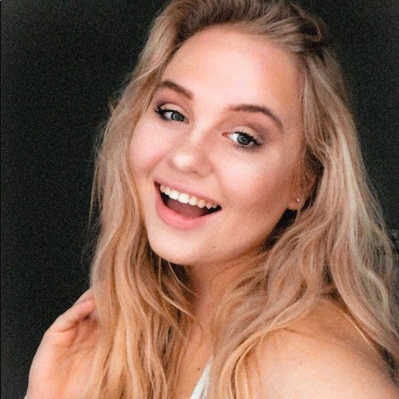 Meet your Posher, Mackenzie - Picture 1 of 1